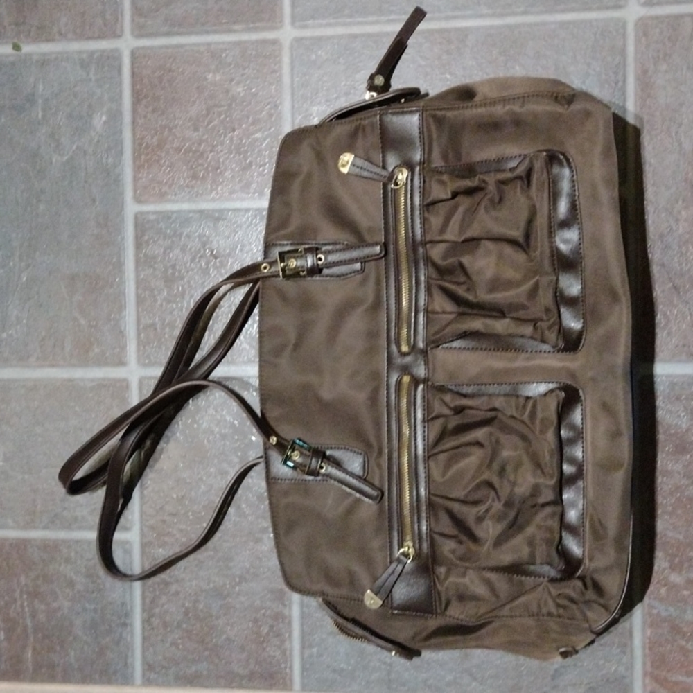 Tutilo large multi pocket tote with secure tablet of small labtop slot.